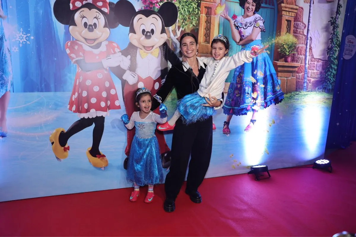 Nanda Costa curte estreia do Disney On Ice com as filhas gêmeas