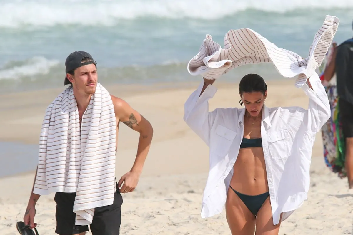 Bruna Marquezine e Shawn Mendes esbanjam sintonia em dia de praia