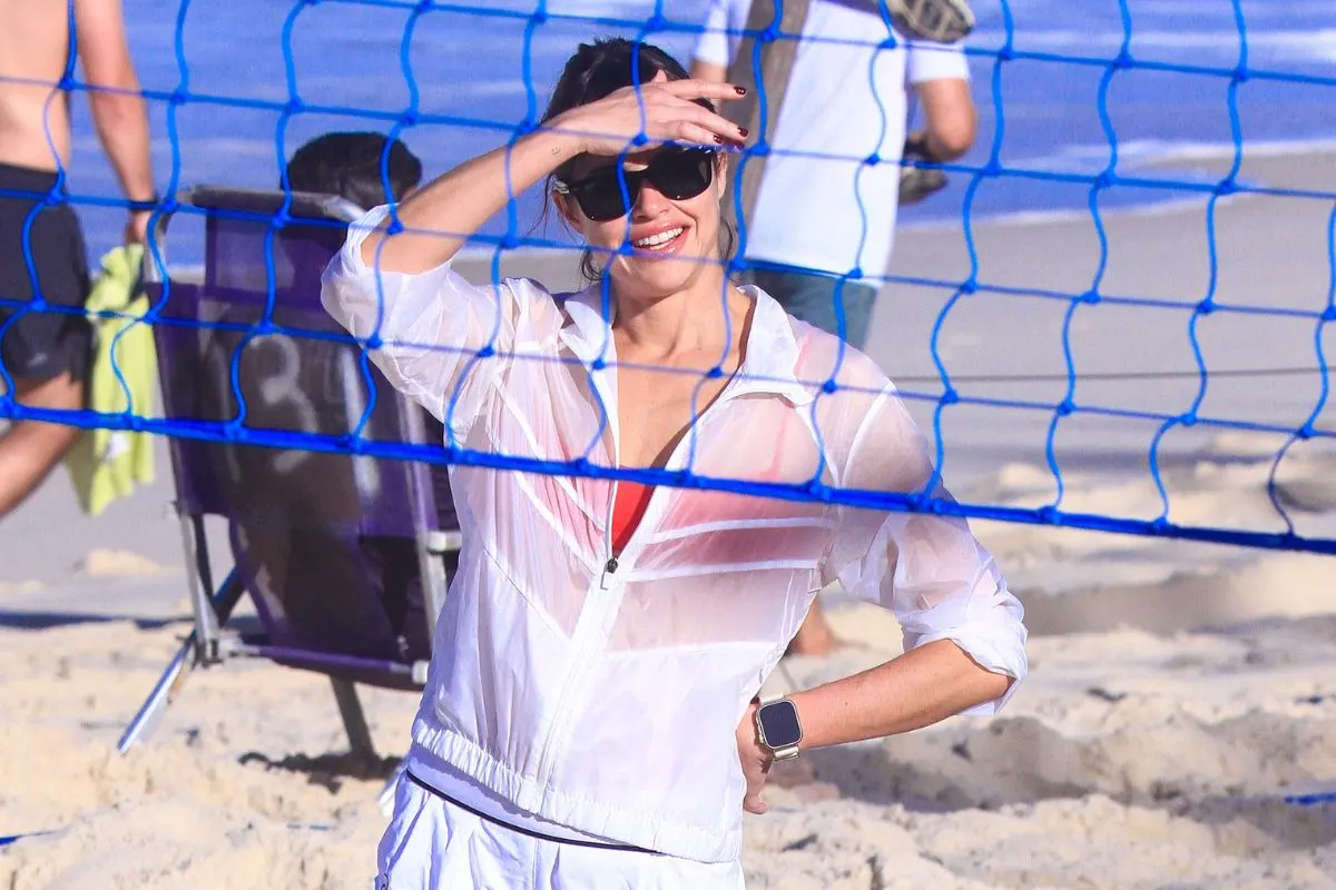 Agatha Moreira esbanja sorrisos em dia de praia
