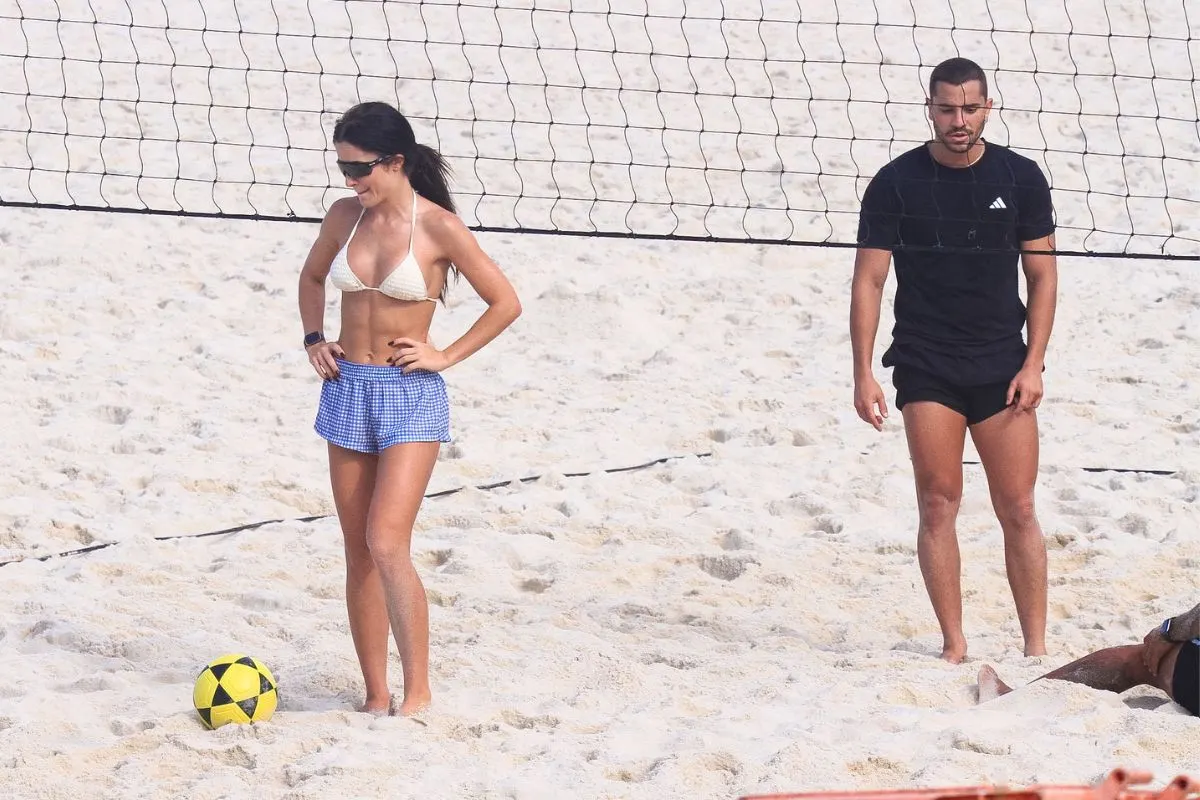 Jade Picon exibe barriga trincada em dia de praia com André Lamoglia